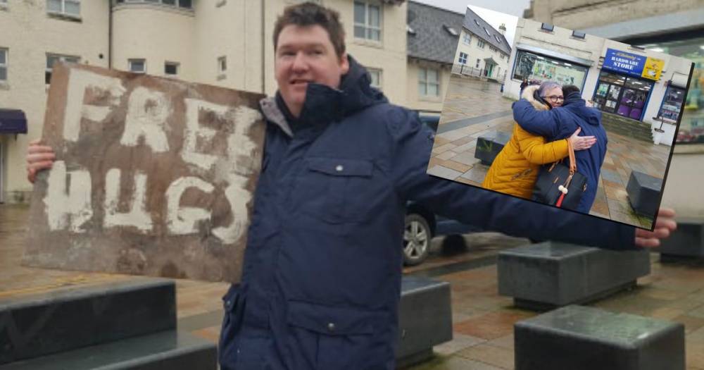 Man gives out free hugs in Ayrshire town to raise awareness of suicide prevention - www.dailyrecord.co.uk