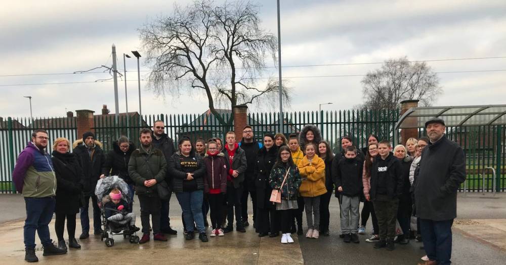 'It's not right to shut it down': Community protest to save doomed Wythenshawe secondary - www.manchestereveningnews.co.uk