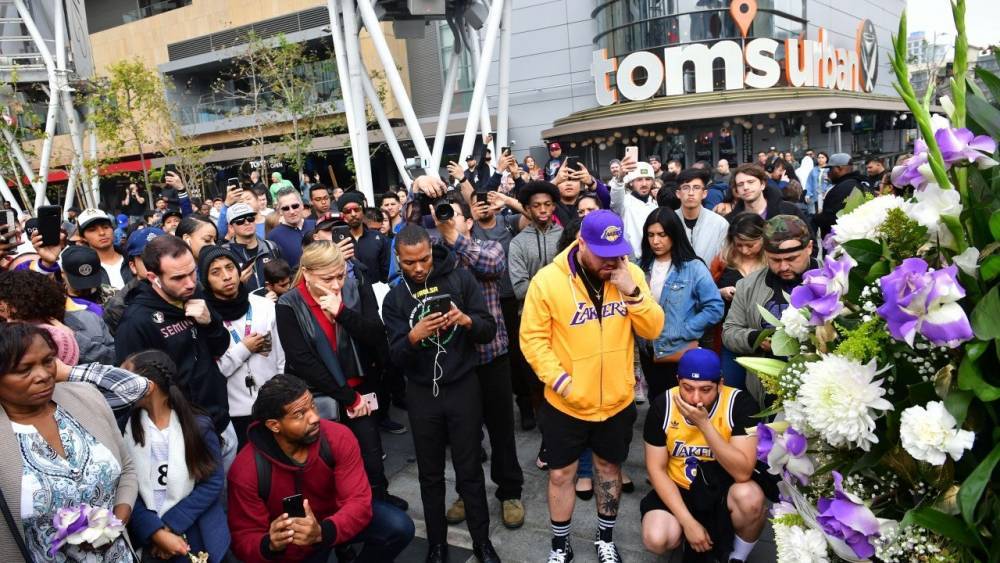 Kobe Bryant's Fans Gather Around Staples Center to Honor Late NBA Star - www.etonline.com - Los Angeles