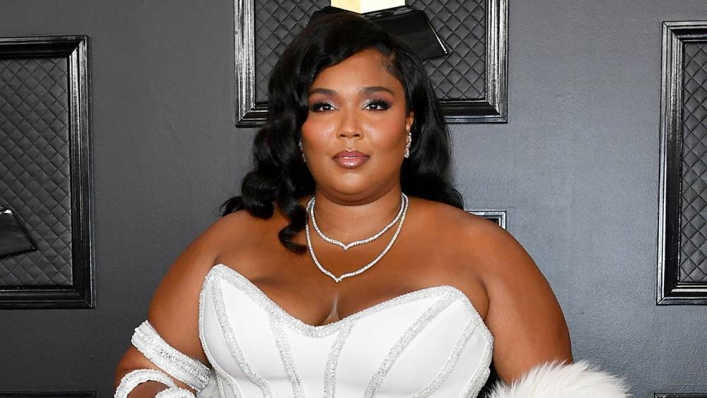 Lizzo Arrives in Old Hollywood-Inspired Look at 2020 GRAMMYs - www.etonline.com - Los Angeles