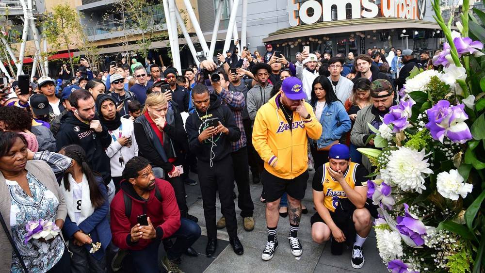 Fans Pay Tribute to Kobe Bryant Outside Staples Center - www.hollywoodreporter.com - Los Angeles - Los Angeles