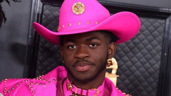 Lil Nas X leads Grammys red carpet in hot pink cowboy outfit - www.breakingnews.ie - Italy