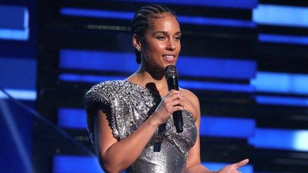 Alicia Keys opens the Grammys with tribute to Kobe Bryant - www.breakingnews.ie