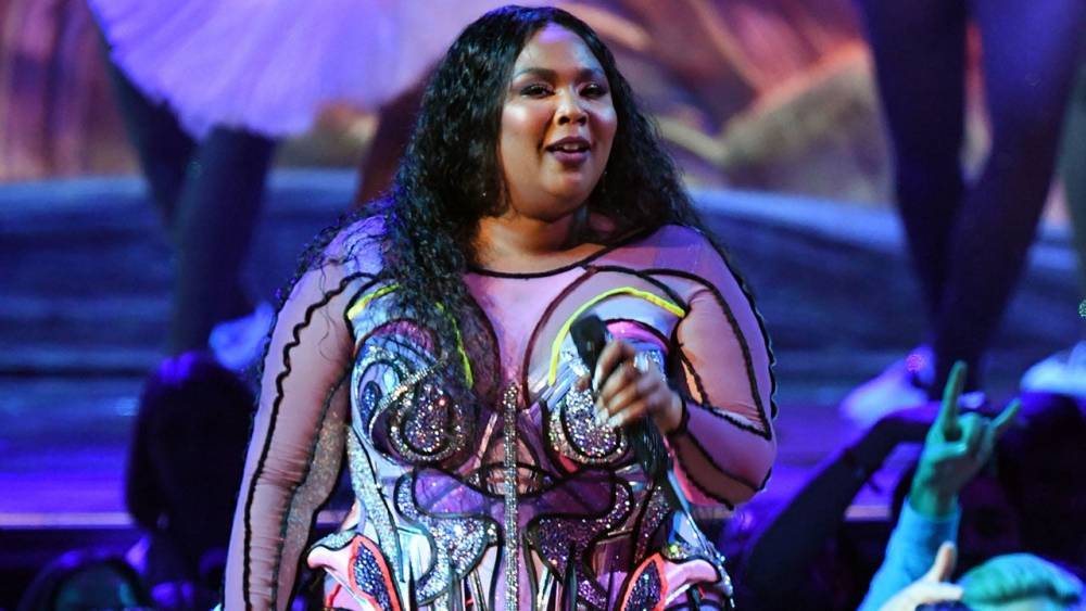 Lizzo Opens the 2020 GRAMMYs and Pays Tribute to Kobe Bryant - www.etonline.com