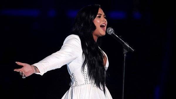 Demi Lovato delivers powerful performance during emotional Grammys return - www.breakingnews.ie