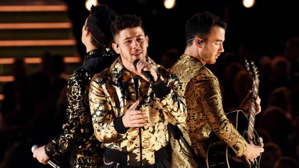 Nick Jonas Jokes About the Food in His Teeth During the Jonas Brothers’ GRAMMYs Performance - www.etonline.com