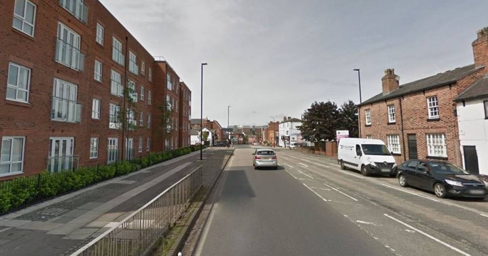 Huge police response after man found with 'serious injuries' at flat in Warrington - www.manchestereveningnews.co.uk