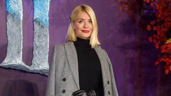 Holly Willoughby in hysterics as 80-year-old guest describes sex with fiance - www.breakingnews.ie - Egypt