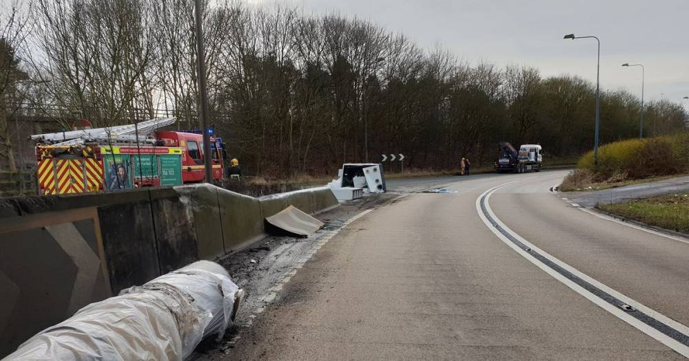 Heavy delays on M60 slip road after container falls from lorry - www.manchestereveningnews.co.uk