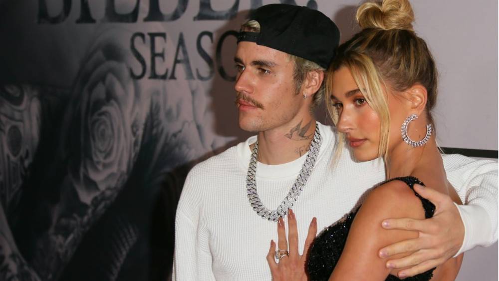 Hailey Bieber Shows Fans Her 'Crooked and Scary' Pinky Fingers - www.etonline.com