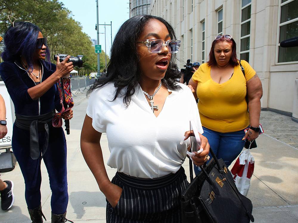 R. Kelly's ex Azriel Clary accuses singer of blackmailing 'hundreds of victims' - torontosun.com - Britain