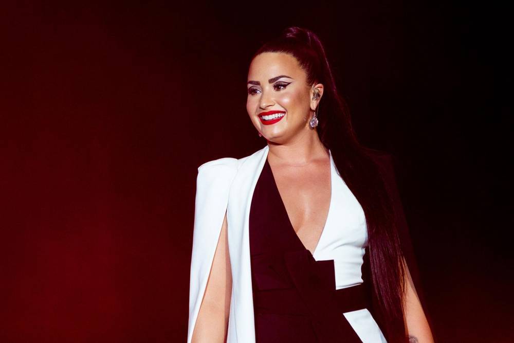 Demi Lovato recalls ‘really beautiful’ moment she came out as sexually fluid to her parents - www.hollywood.com