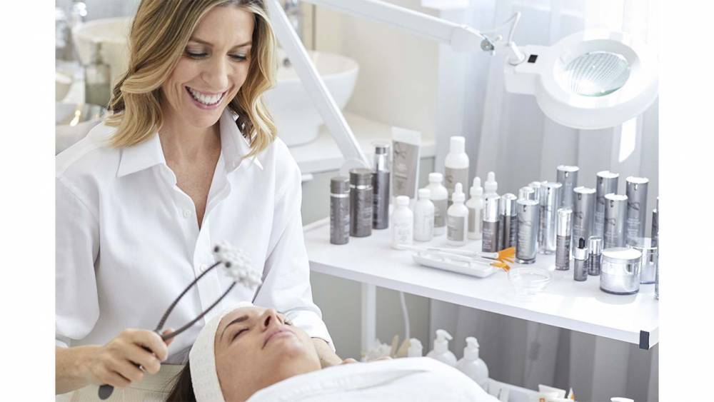Meghan Markle’s Facialist, Her Hands Insured for $1.3M, Hits L.A. for Oscars Prep - www.hollywoodreporter.com - county Huntington