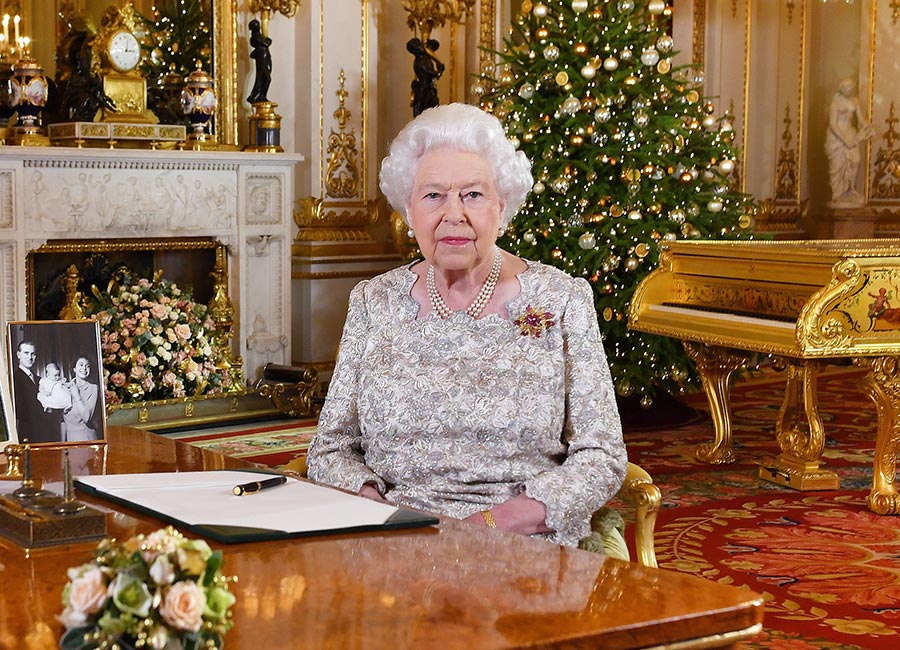 Queen releases new portrait alongside future heirs in celebration of new decade - evoke.ie - county Buckingham
