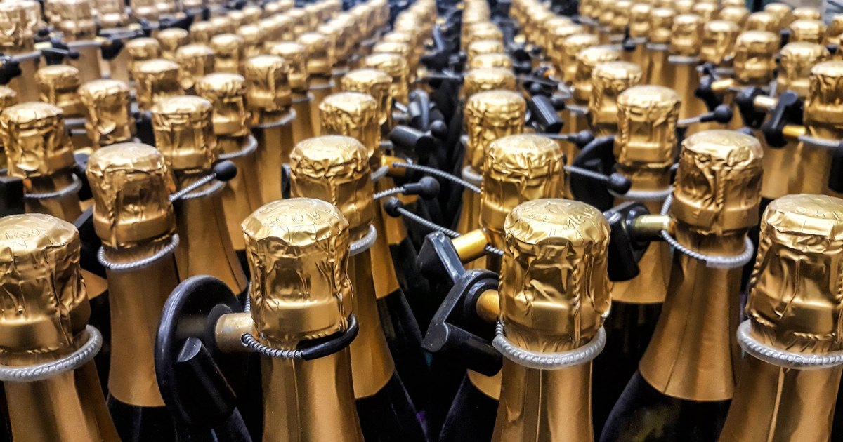 Golden Globes 2020 by the Numbers: 125 Cases of Champagne, 30,000 Chocolate Truffles and More - www.usmagazine.com - Los Angeles