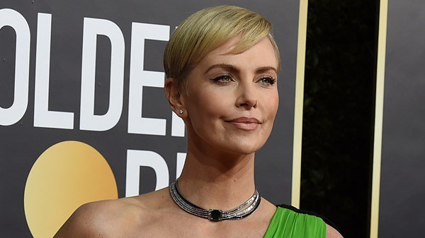 As Charlize Theron debuts a new blonde hue, a look back at her hair evolution - www.breakingnews.ie