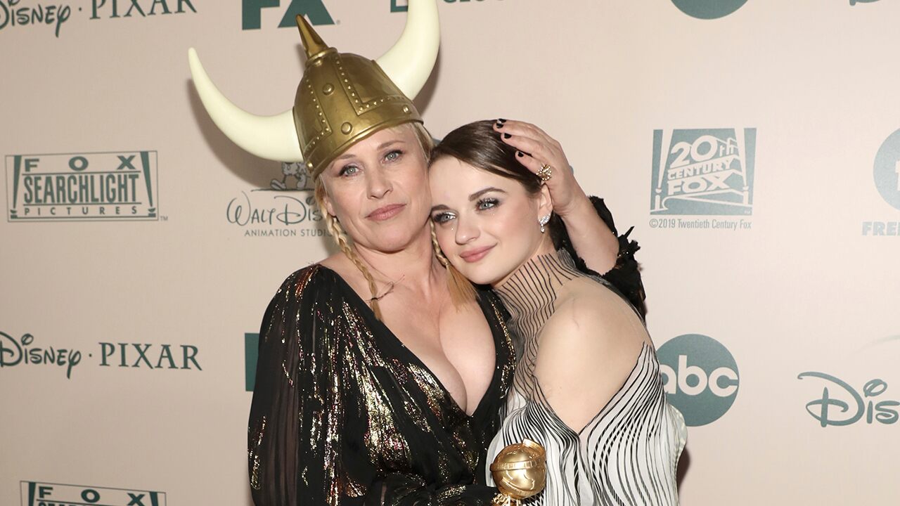 Patricia Arquette 'accidentally' hits Joey King in the head with her Golden Globe - www.foxnews.com