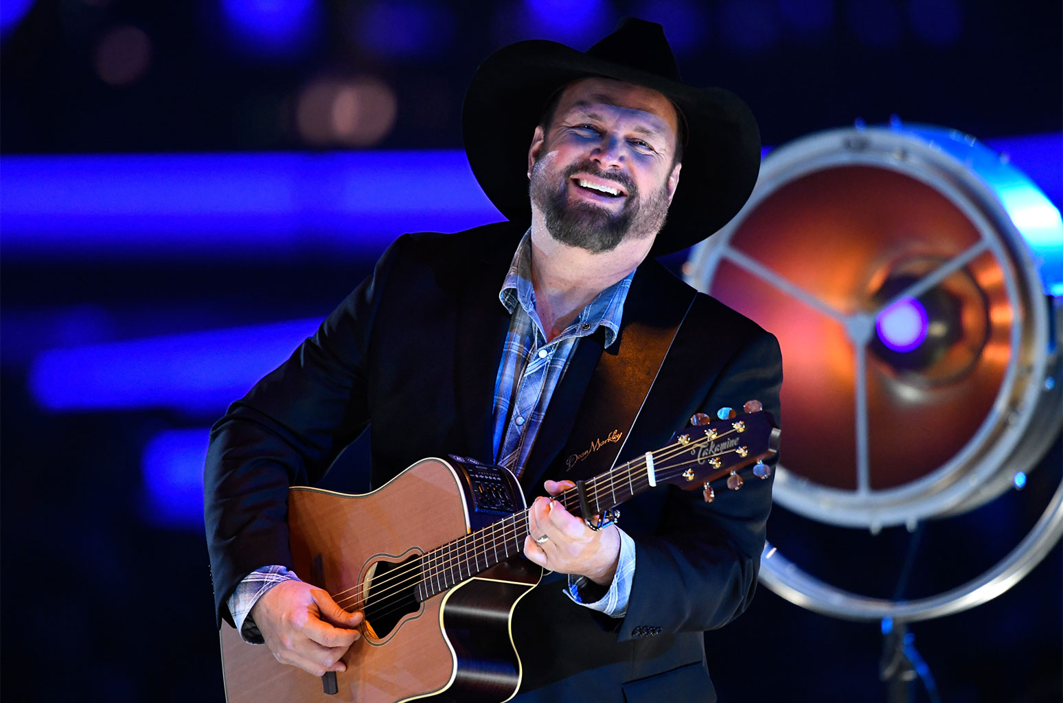 Garth Brooks Extends Longevity on Hot Country Songs Chart With Blake Shelton Duet 'Dive Bar' - www.billboard.com