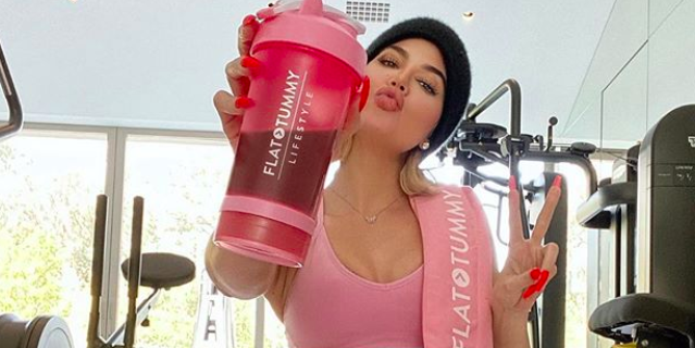 Khloé Kardashian Posted About Weight Loss Shakes Again and It's a Freakin' MESS - www.cosmopolitan.com