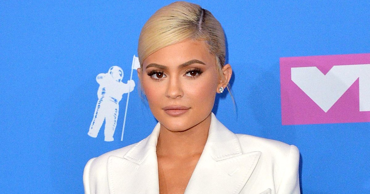 Kylie Jenner Cradles Bare Baby Bump While Pregnant With Stormi in Throwback Pic - www.usmagazine.com