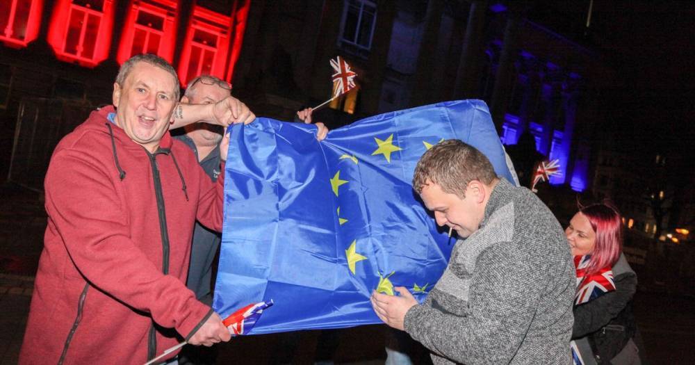 Partying Bolton Brexiteers attempt to set EU flag on fire... but fail because of European fire regulations - www.manchestereveningnews.co.uk - Eu