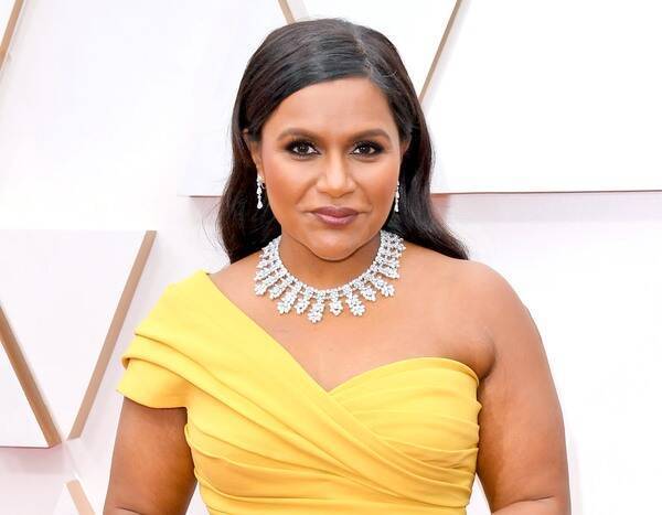 Mindy Kaling's Diamond Necklace Has Its Own Security Guard at the 2020 Oscars - www.eonline.com