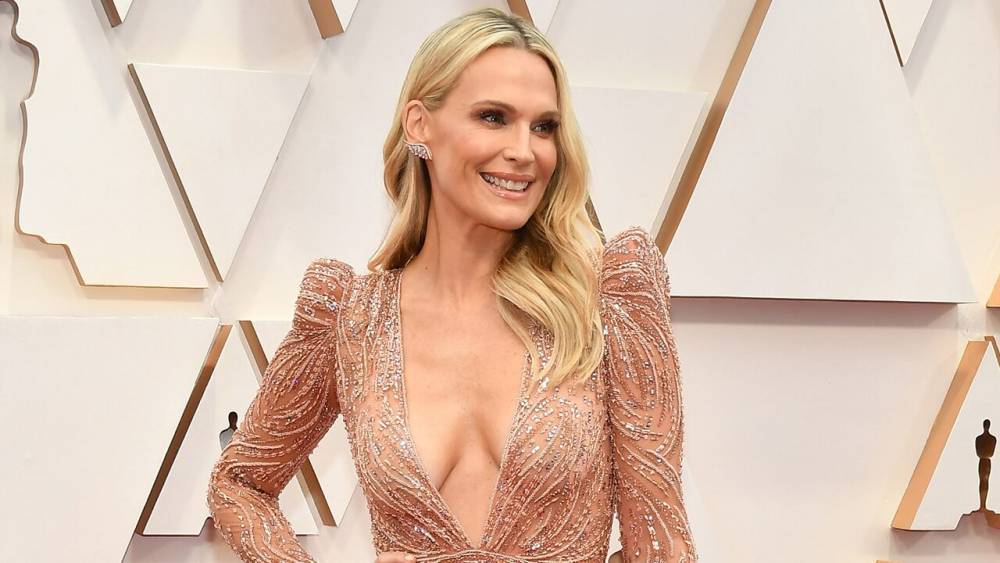 Molly Sims' Oscars dress steals the show with stunning red carpet look - www.foxnews.com