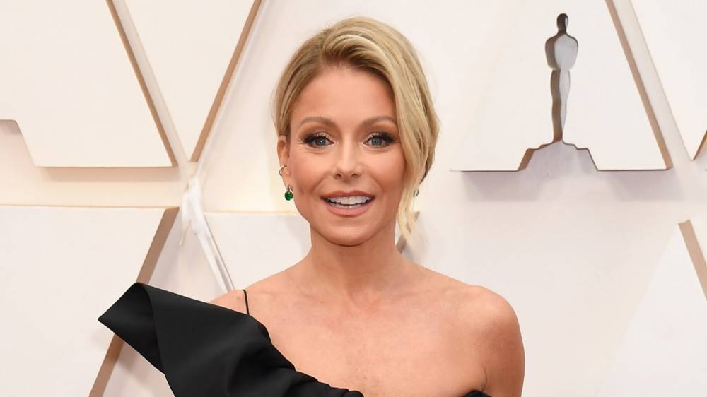 Oscars 2020: Kelly Ripa stuns in black gown, pokes fun at past red carpet look - www.foxnews.com - California - county Highland