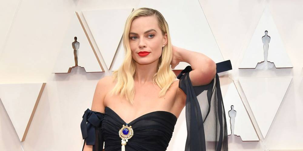 Margot Robbie Goes All Out in a Navy Dress and Jewel Pendant at the 2020 Oscars - www.elle.com