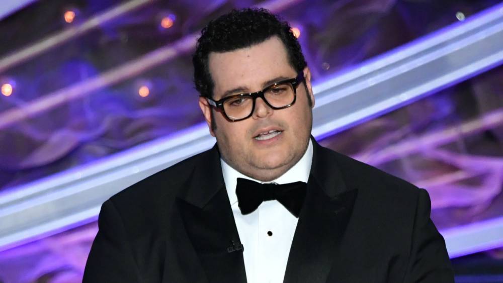 Josh Gad Pokes Fun at John Travolta's Epic Idina Menzel Flub at the 2020 Oscars - www.etonline.com