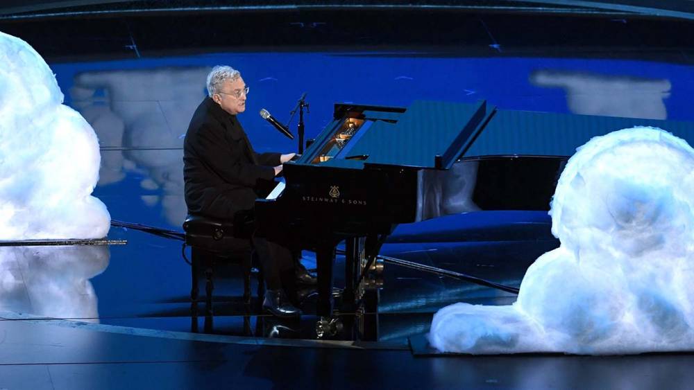 Oscars: Randy Newman Performs 'Toy Story 4's' "I Can't Let You Throw Yourself Away" - www.hollywoodreporter.com