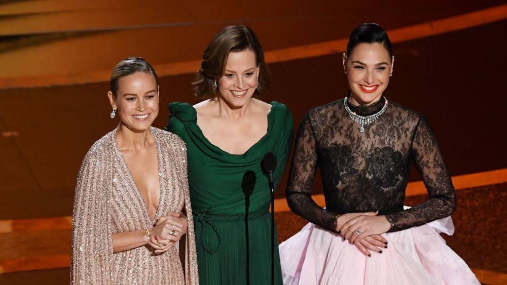 Brie Larson And Gal Gadot Put Fan Wars To Bed On The Oscars Stage - www.mtv.com