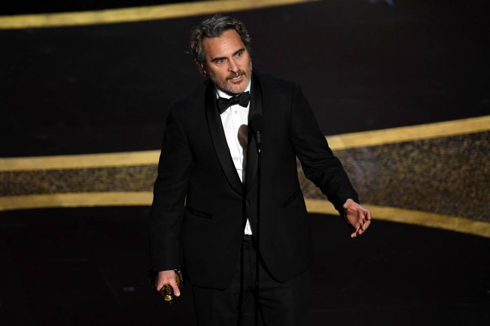 Joaquin Phoenix Chokes Up During Oscars Speech While Quoting His Late Brother River - www.tvguide.com
