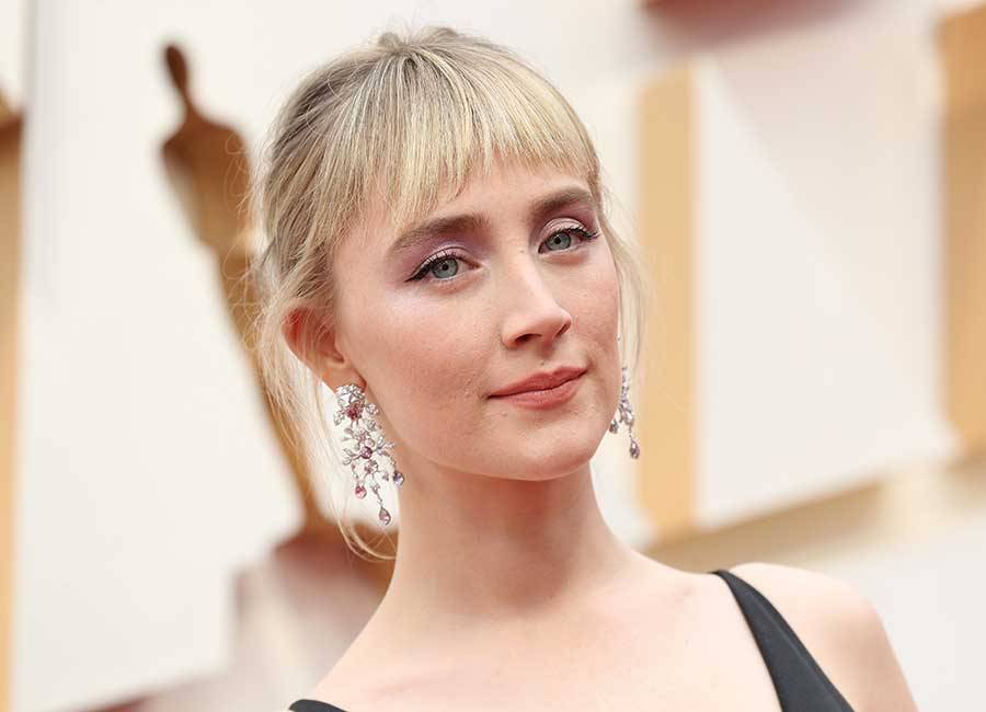 Saoirse Ronan’s baby bangs conceal a pretty detail on Oscars red carpet - evoke.ie