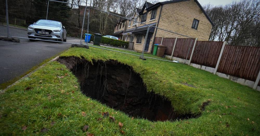 A giant sinkhole in a garden keeps getting bigger - and it could cost a family £100k or even force them to move out - www.manchestereveningnews.co.uk - Manchester