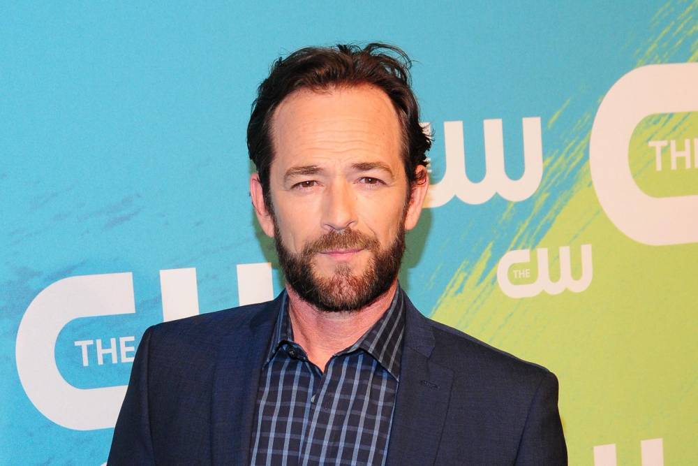 Luke Perry fans up in arms as he’s missed out of Oscars’ In Memoriam segment - www.hollywood.com