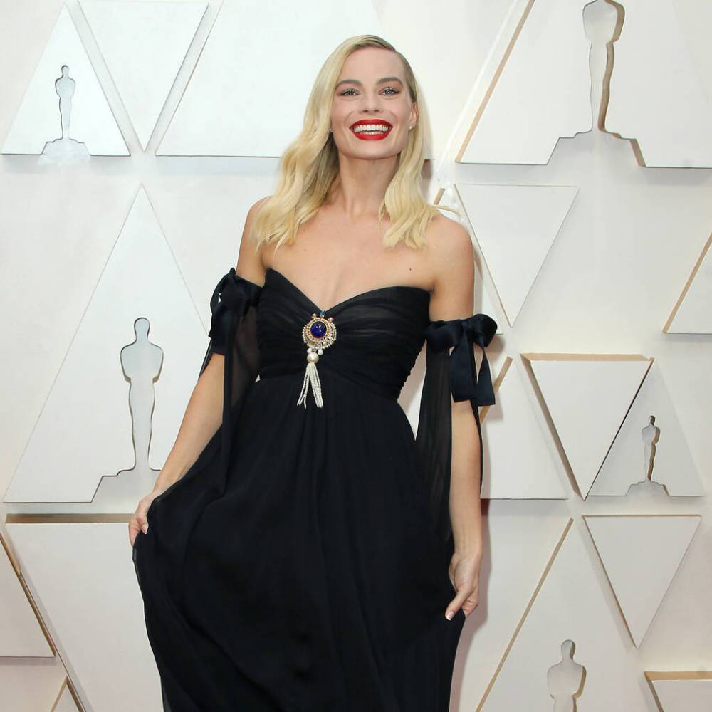 Margot Robbie instantly smitten by vintage Chanel outfit for 2020 Oscars - www.peoplemagazine.co.za - Australia - France