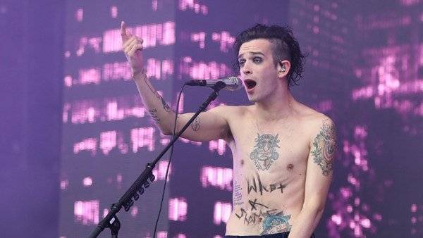 The 1975’s Matt Healy pledges to stop playing at festivals with gender imbalance - www.breakingnews.ie