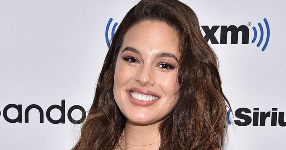 Ashley Graham praised for post-baby body snap as she admits recovery is 'not all rainbows and butterflies' - www.ok.co.uk