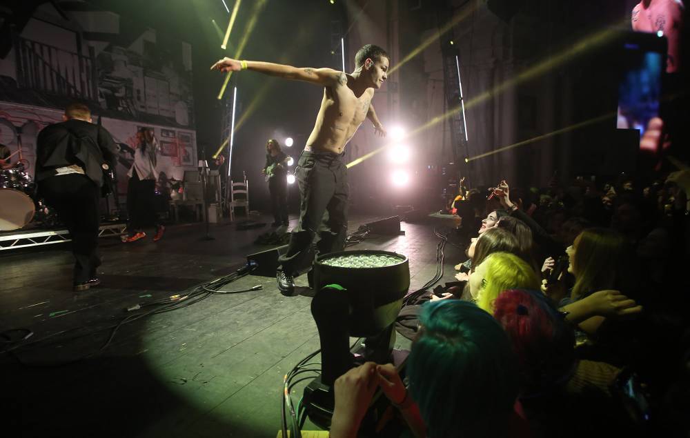 Watch Slowthai pop champagne and crowdsurf during Mura Masa collaboration at the NME Awards 2020 - www.nme.com - London