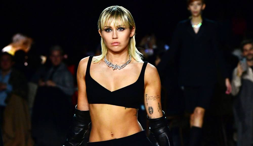 Miley Cyrus Shows Off Abs While Walking In Marc Jacobs Fashion Show - etcanada.com - New York