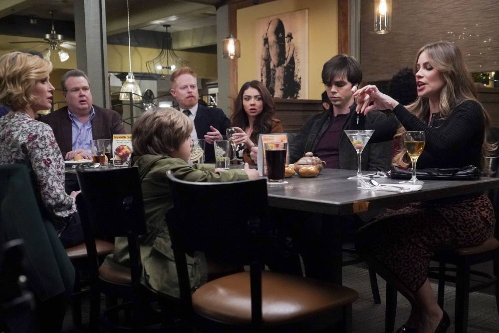 ‘Modern Family’ Cast Get Emotional At Final Table Read As They Prepare To Say Goodbye - etcanada.com