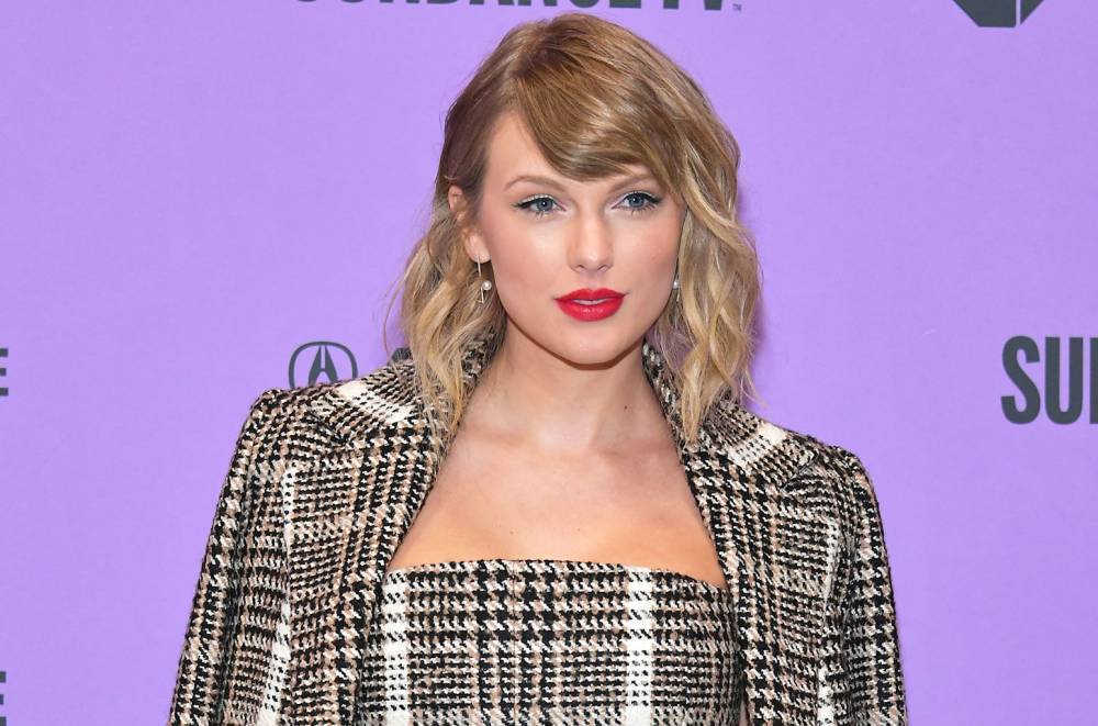 Taylor Swift Makes Surprise Appearance at 2020 NME Awards - www.billboard.com - London