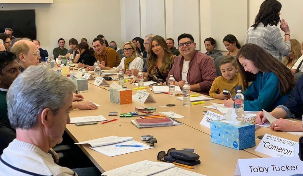 Modern Family Cast Emotionally Documents Final Table Read: 'They Left Tissues for All of Us' - flipboard.com
