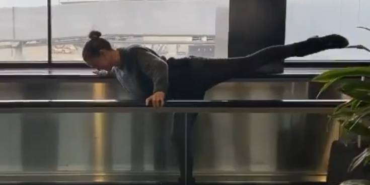 Jennifer Garner Does Ballet on Airport's Moving Sidewalk - Watch the Video! - www.justjared.com - USA - San Francisco