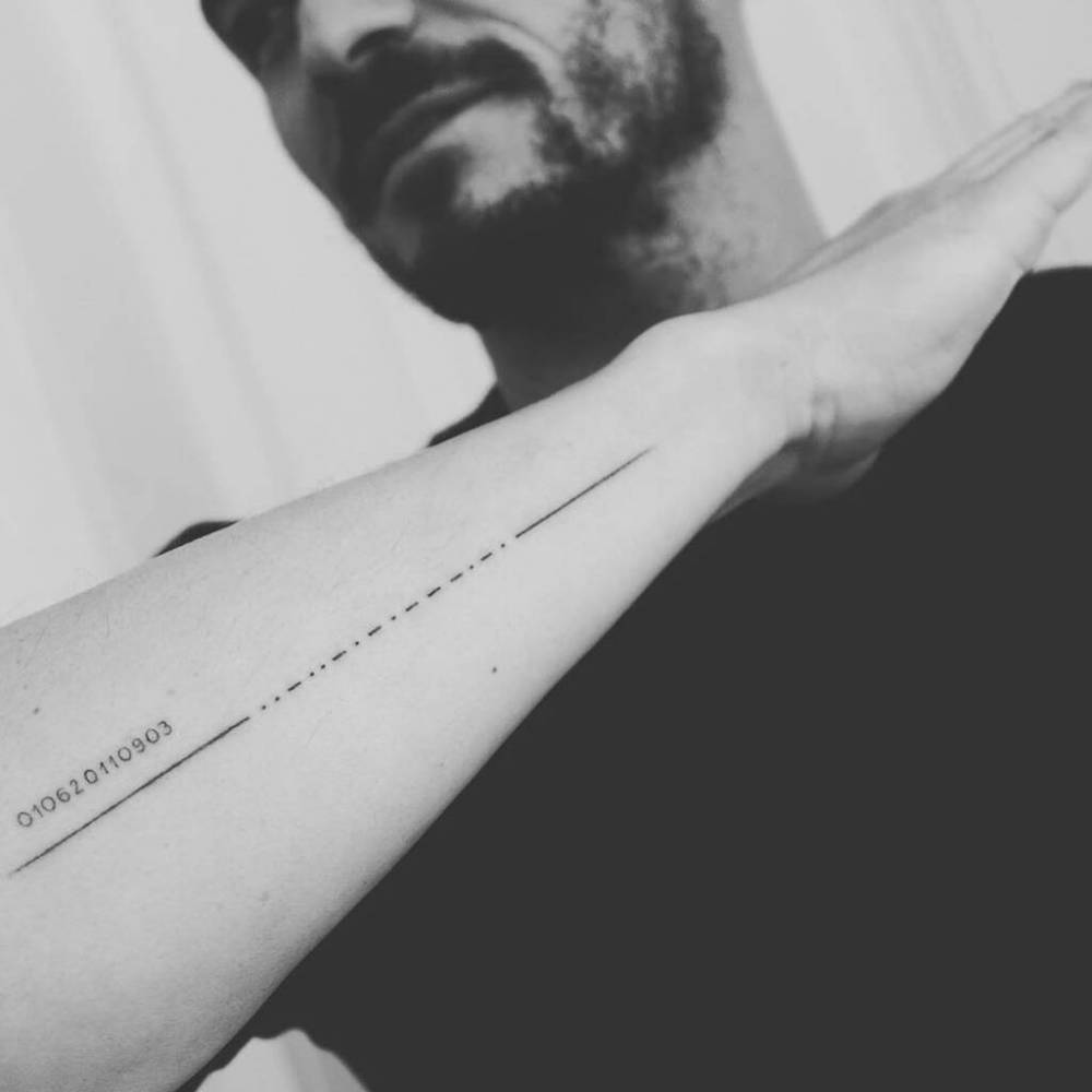 Orlando Bloom misspells son’s name in new Morse code tattoo - www.peoplemagazine.co.za