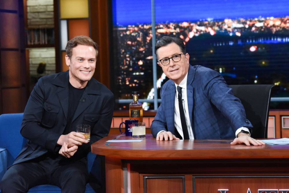 Sam Heughan Talks ‘Outlander’, Drinks Scotch &amp; Smoulders With Stephen Colbert On ‘The Late Show’ - etcanada.com