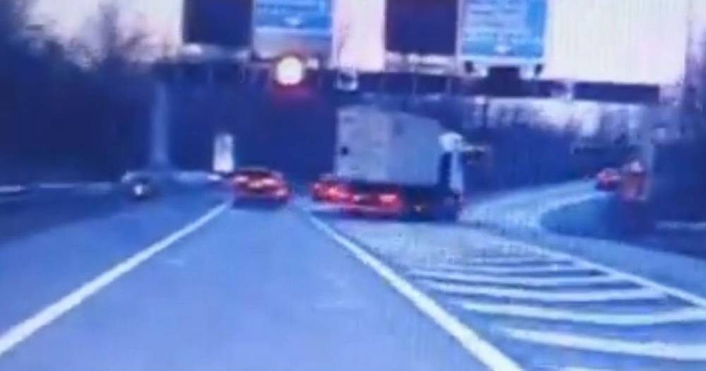 Scary moment lorry driver almost crashes into barrier during last-minute swerve at M60 junction - www.manchestereveningnews.co.uk