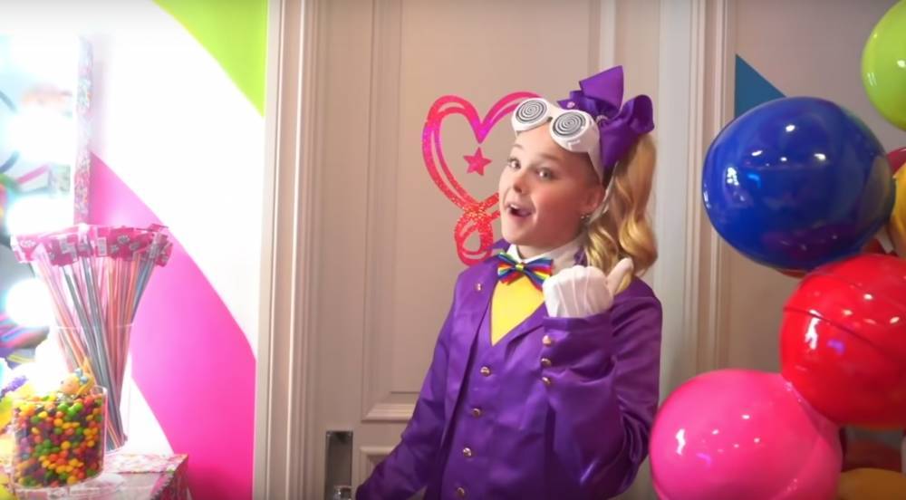 JoJo Siwa Unveils Her Willy Wonka Themed Bedroom With Over 4,000 Pounds Of Candy - etcanada.com - California