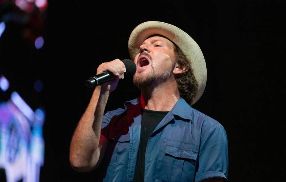 Pearl Jam preview new single – but you have to point your phone at the moon to hear it - www.nme.com